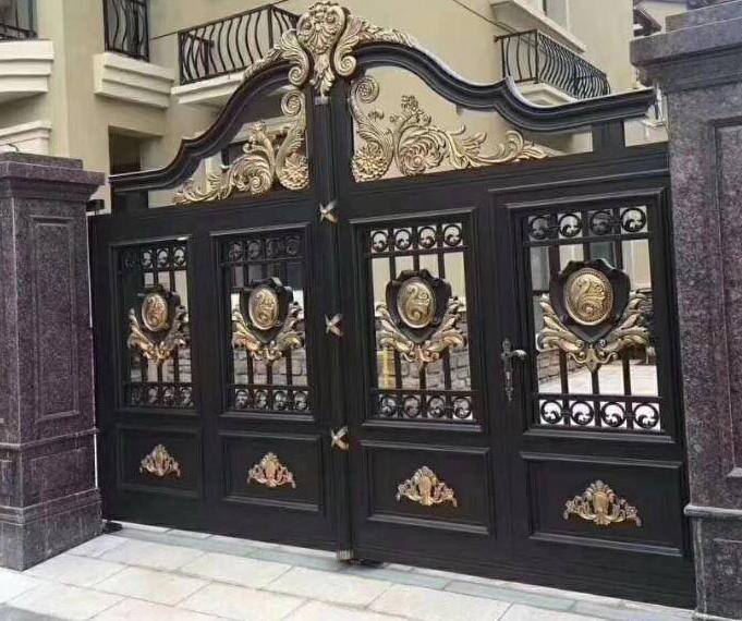 高档别墅住宅需要安装定制款式的铝艺大门(图1)